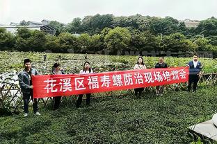 不和谐的场面！西热力江训斥队员麦吾兰 还和场边球迷对骂